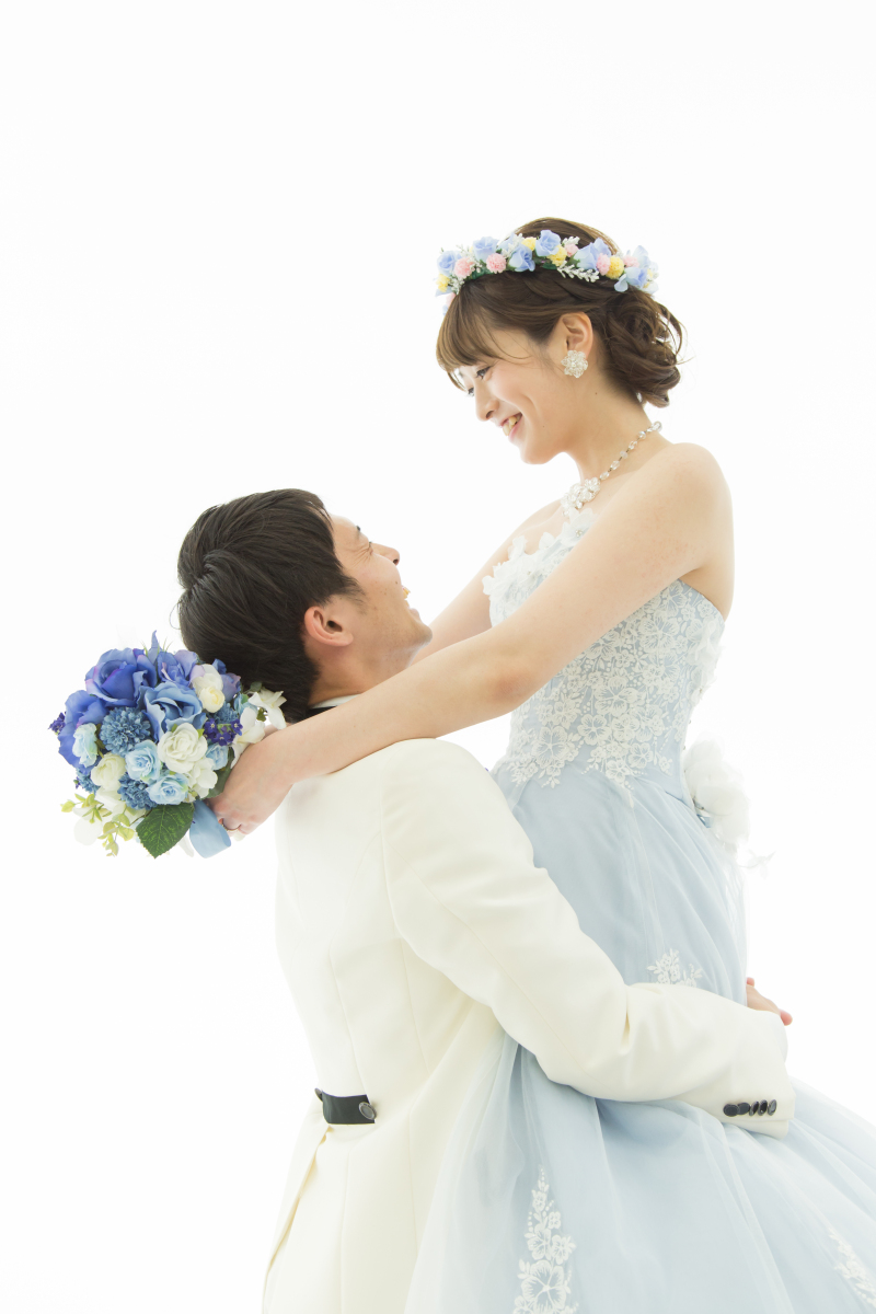【デザインアルバム1冊+全カットデータ付】新婦メイク&ヘアセット付★一番人気洋装スタジオ撮影プラン