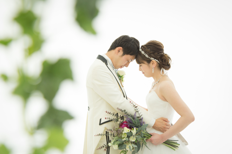 【デザインアルバム1冊+全カットデータ付】新婦メイク&ヘアセット付★一番人気洋装スタジオ撮影プラン