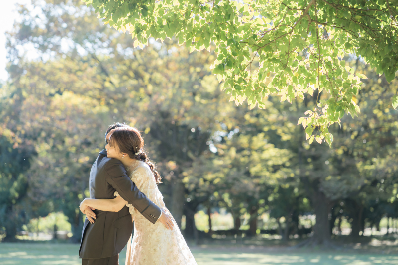 光を活かしたコマ撮りショットの1枚です。自然体のお二人を撮影します。