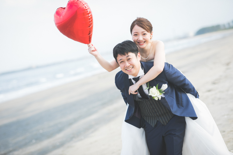 海を背景に仲良しショット♡