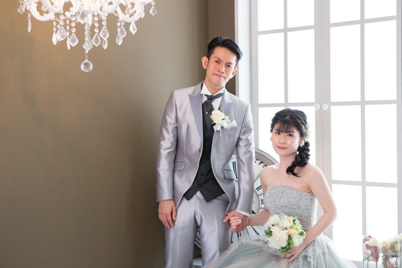 手を取り合って