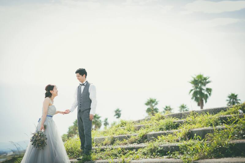 手を取り合って