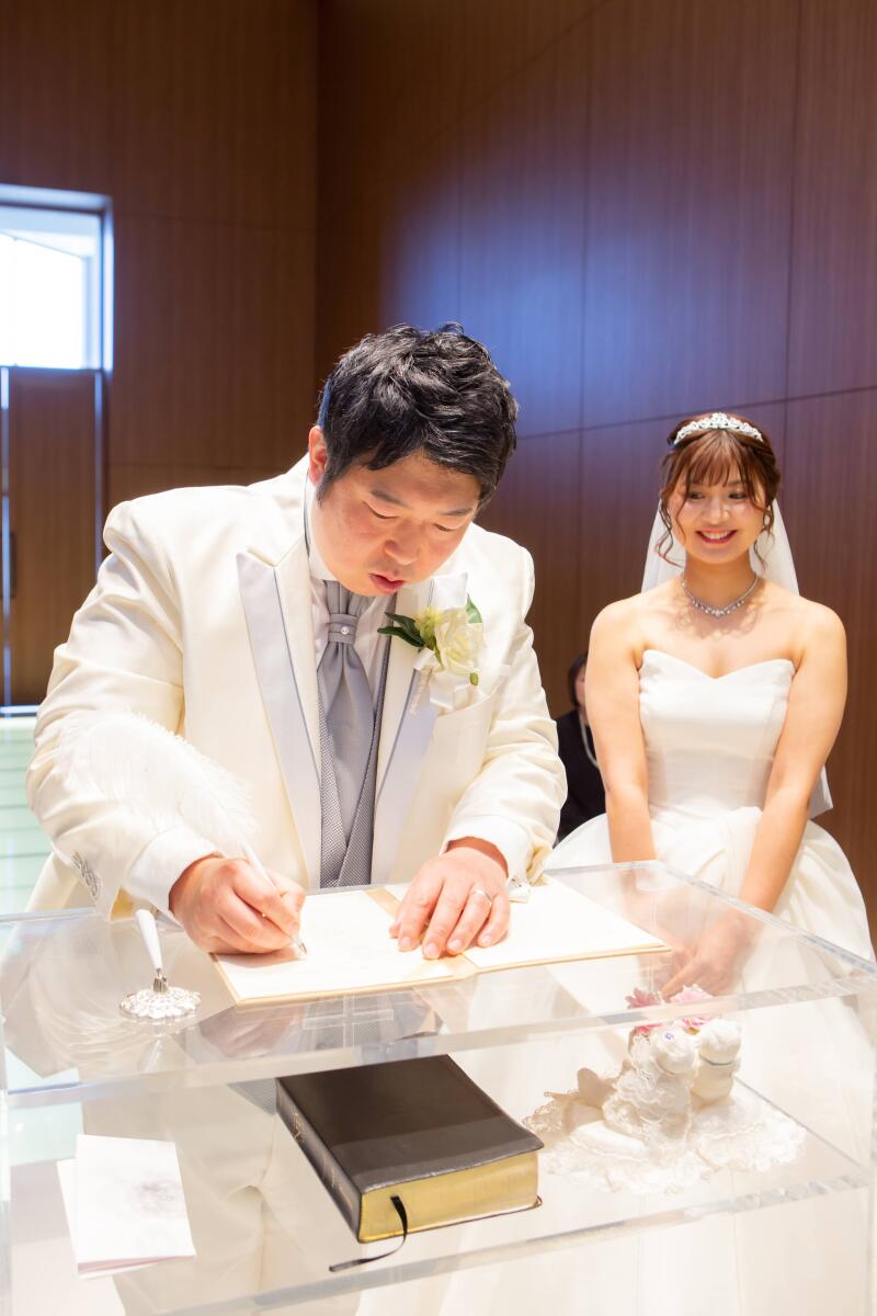 結婚証明書にサイン