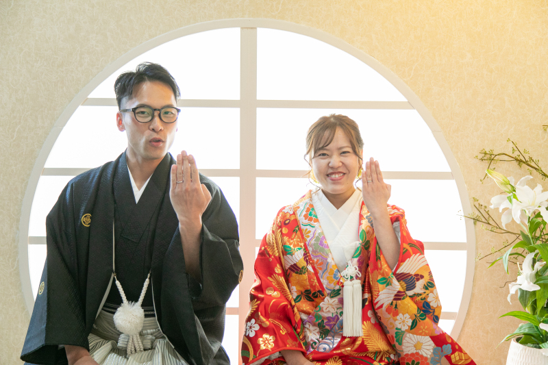 指輪を見せて…