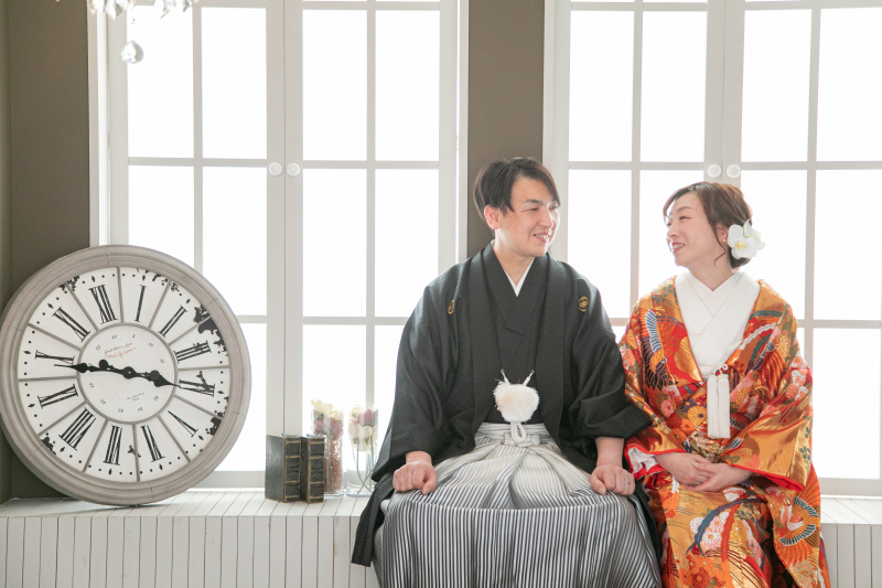 窓際に腰かけて