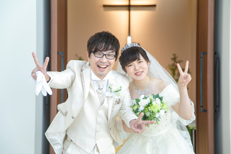 チャペルの前でピース！