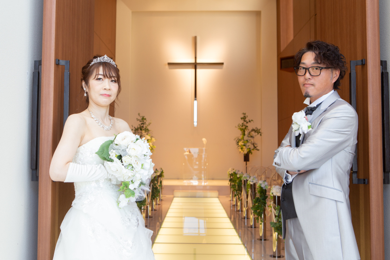 チャペル入り口で…