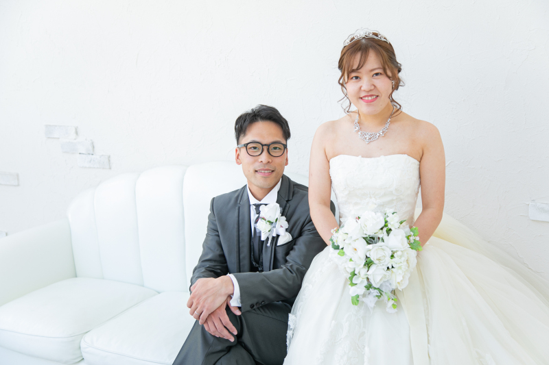 ソファに腰掛けて