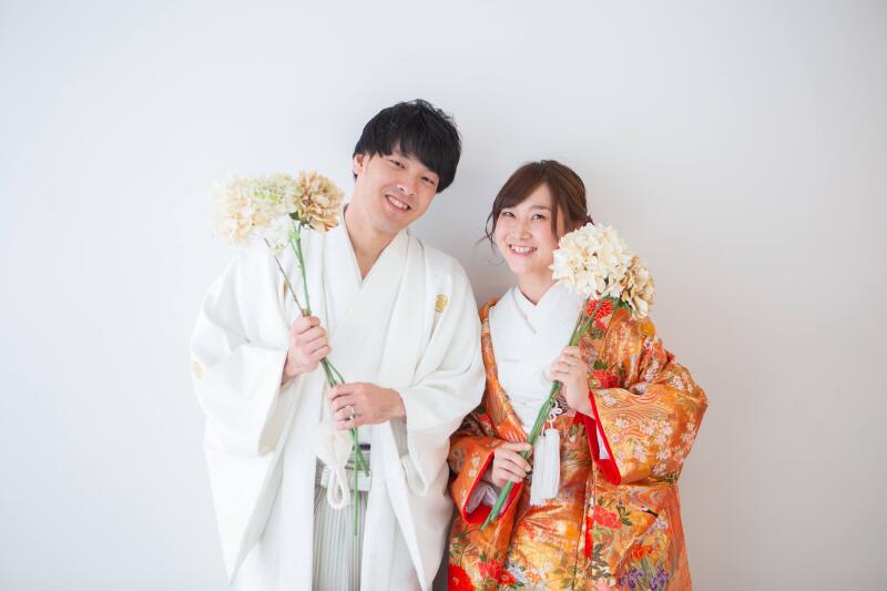 お花をもって可愛く