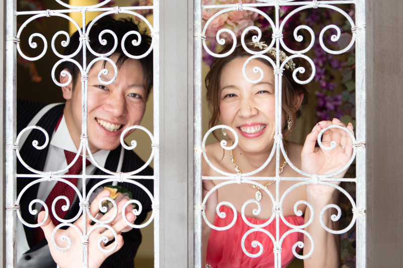 ドアの間からひょっこりはん♪