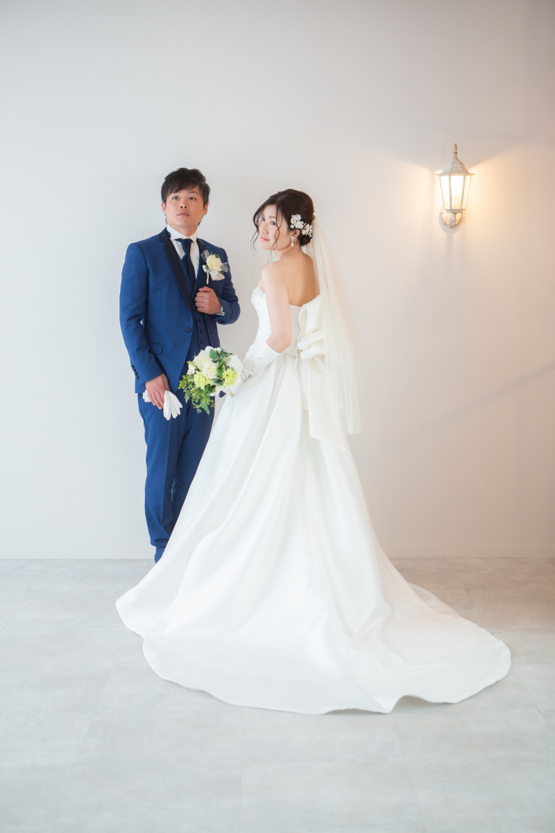 バックスタイルのリボンを見せた大人っぽい1枚