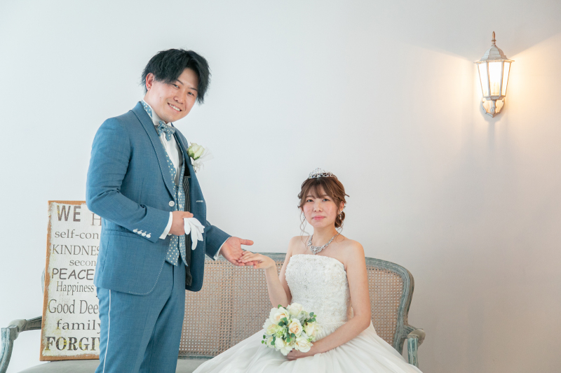 ソファーに座って…