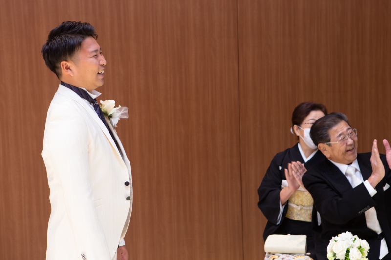 見守る新郎様♡