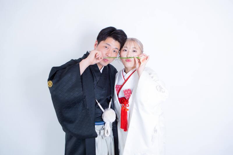 お花に指輪を通して