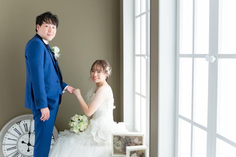 手を取り合って