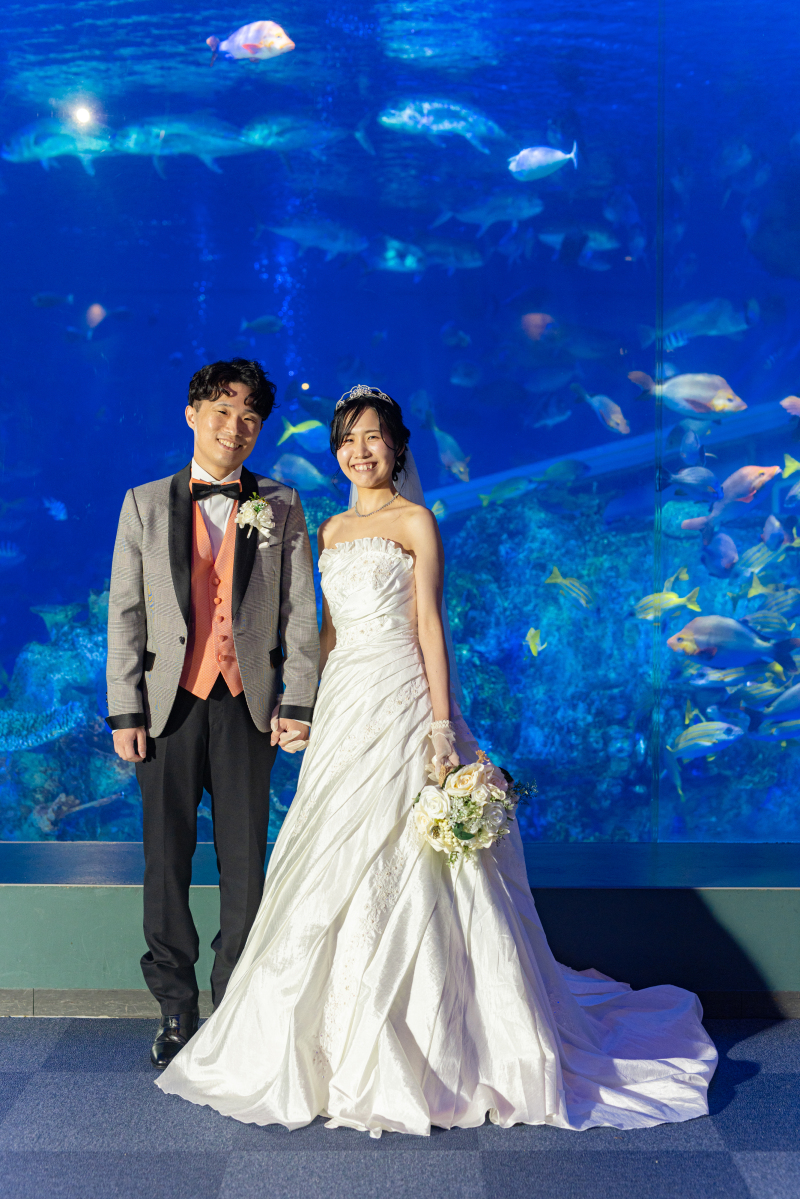 大きな水槽前で