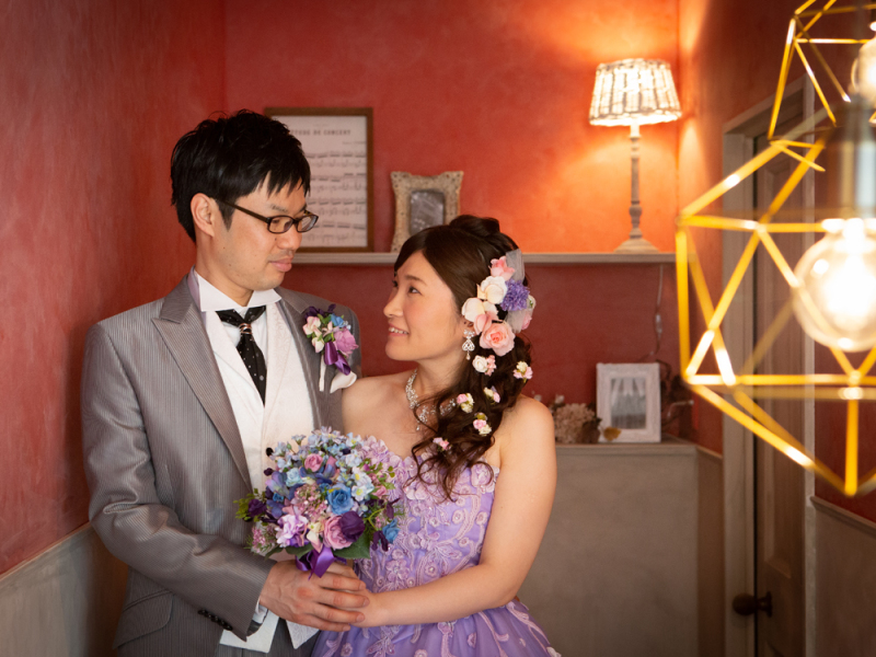 ドレスに合わせた紫のブーケを持って頂きました。