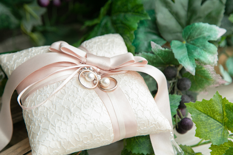 お二人の指輪を…