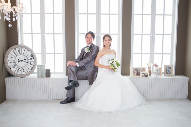 ウェディングドレスでの座りポーズ