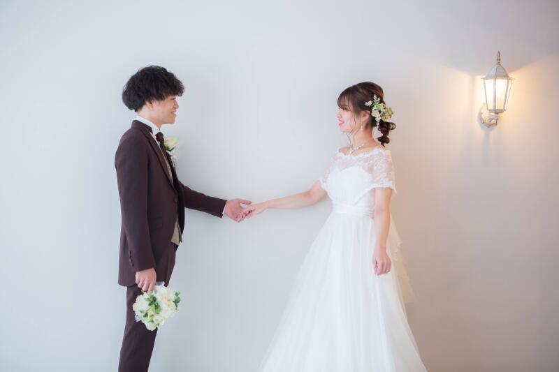 手を取り合って