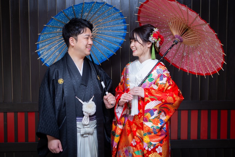 お二人で傘を持って