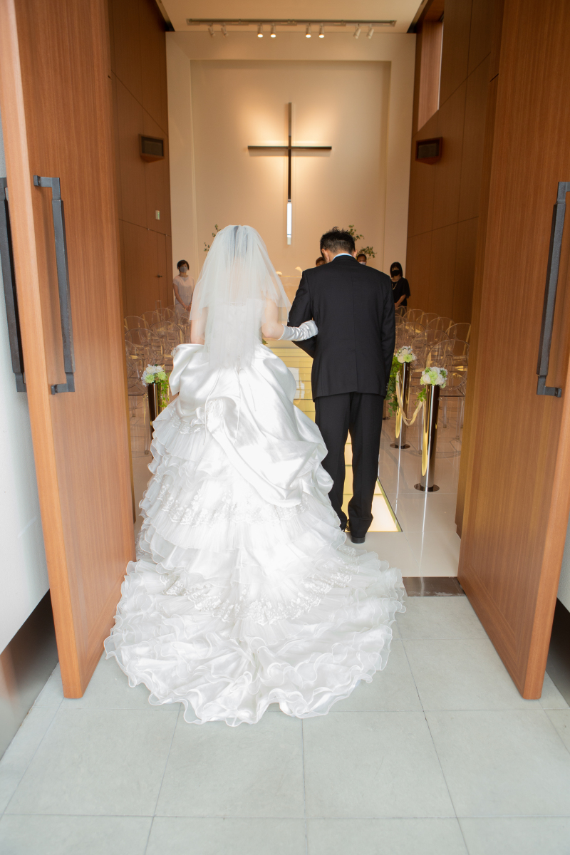 チャペル撮影でバージンロードをお父様と一緒に