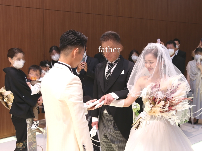 お父様と憧れのバージンロードを入場♡