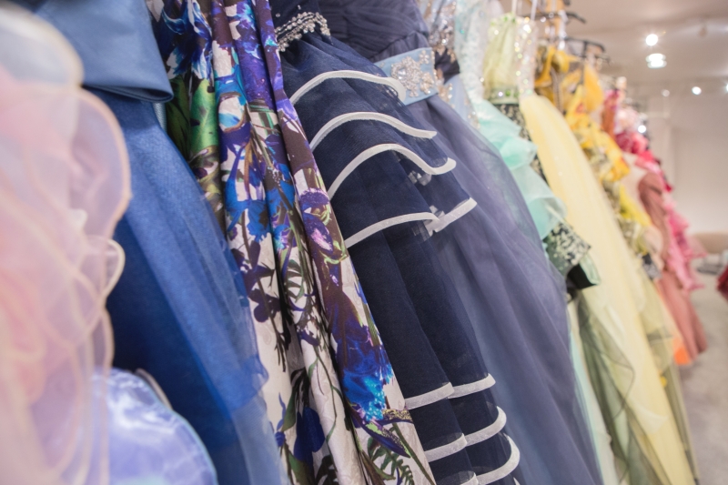 ボリューミーなドレスからシンプルなドレスも