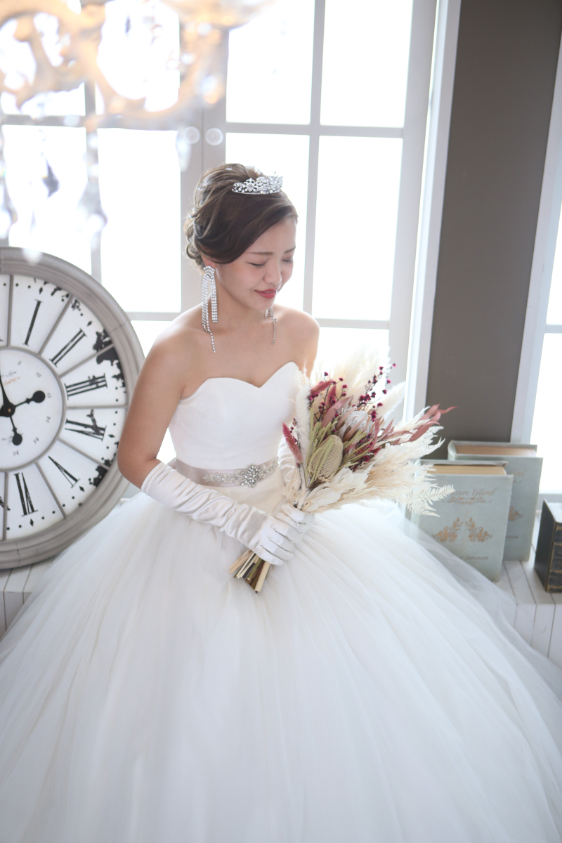 お気に入りのアクセサリーとドライフラワーブーケ