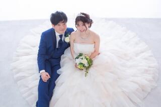 ドレスを生かした座りポーズ♡