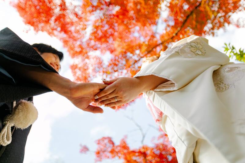 【まだ間に合う!11月末〜12月上旬撮影限定】深紅と黄金に彩られた和装紅葉ロケーション撮影