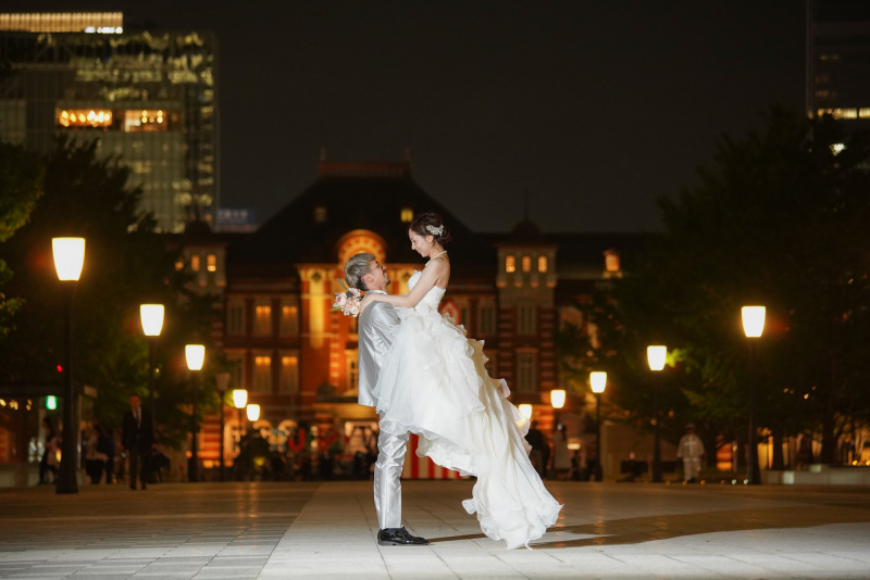 東京駅をバックに