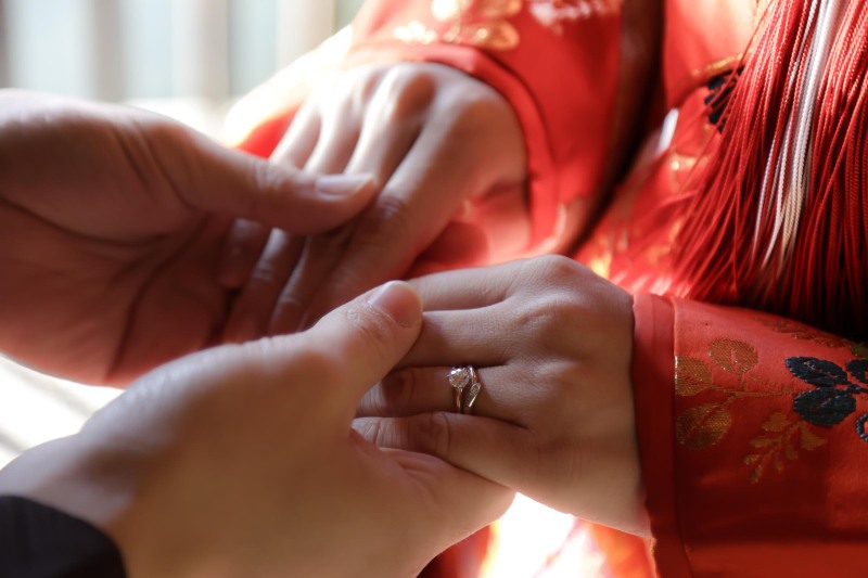 手を取り合って