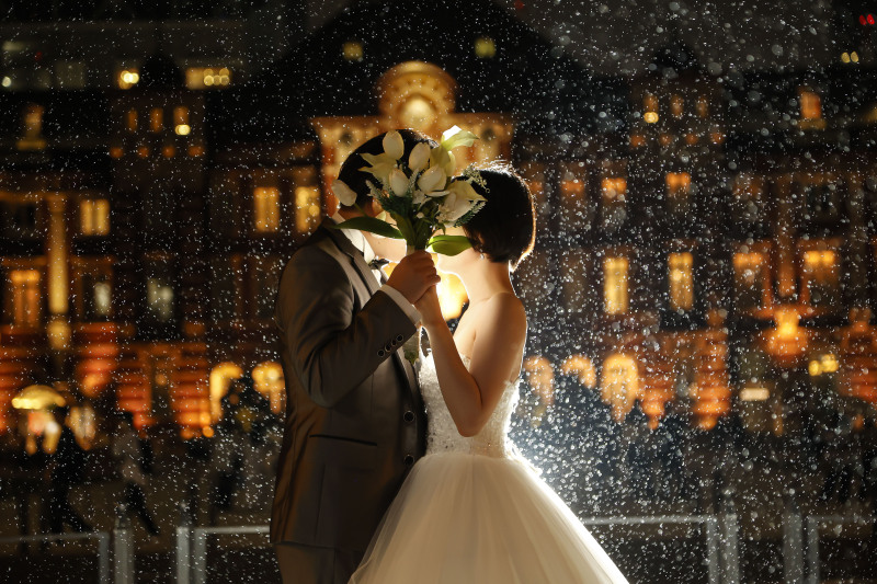 花束越しのキス