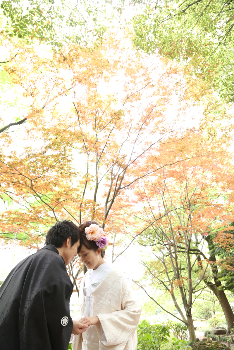 手を取り合って。