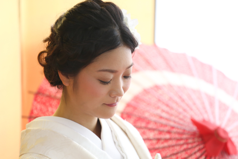 ちょっと目を伏せて