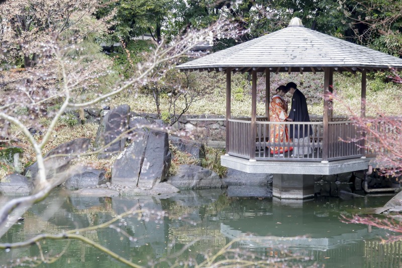 池のある東屋で
