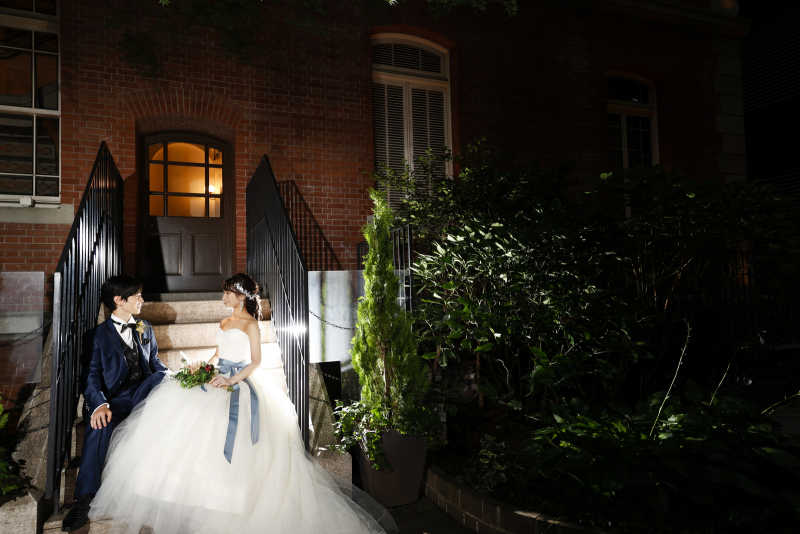 洋風な建物の前で