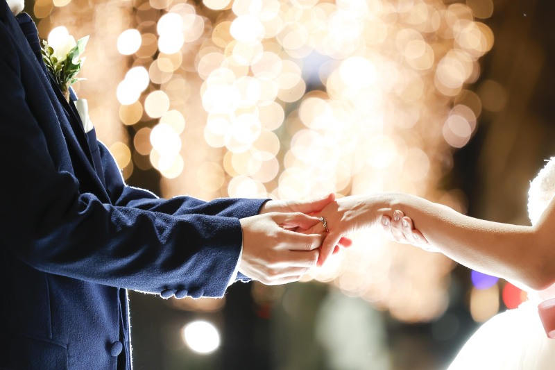 イルミネーションをバックに