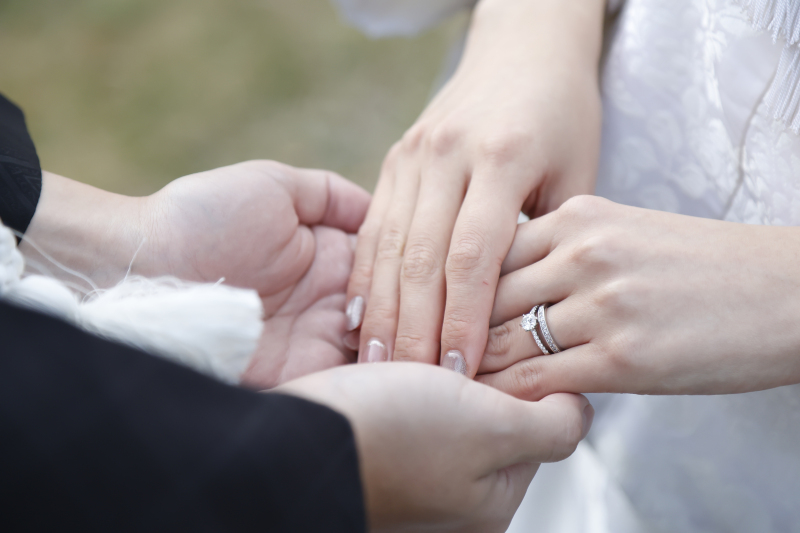 手を取り合って