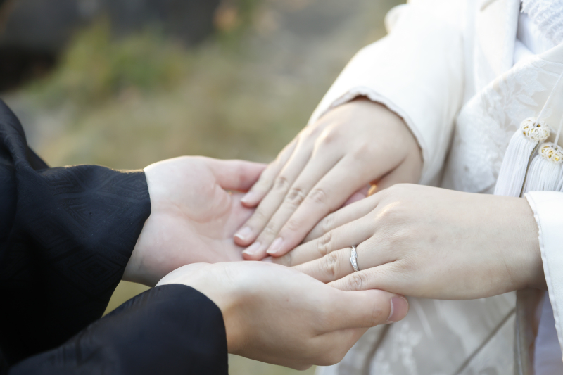 手を重ねて