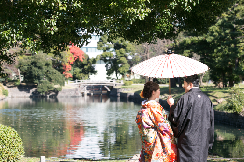 池のほとりで。