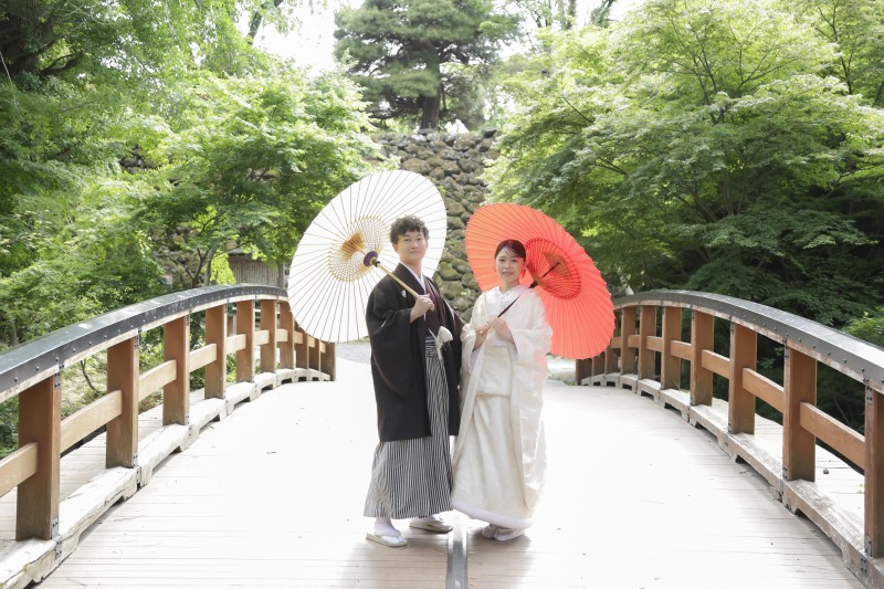 白無垢、橋の中央で