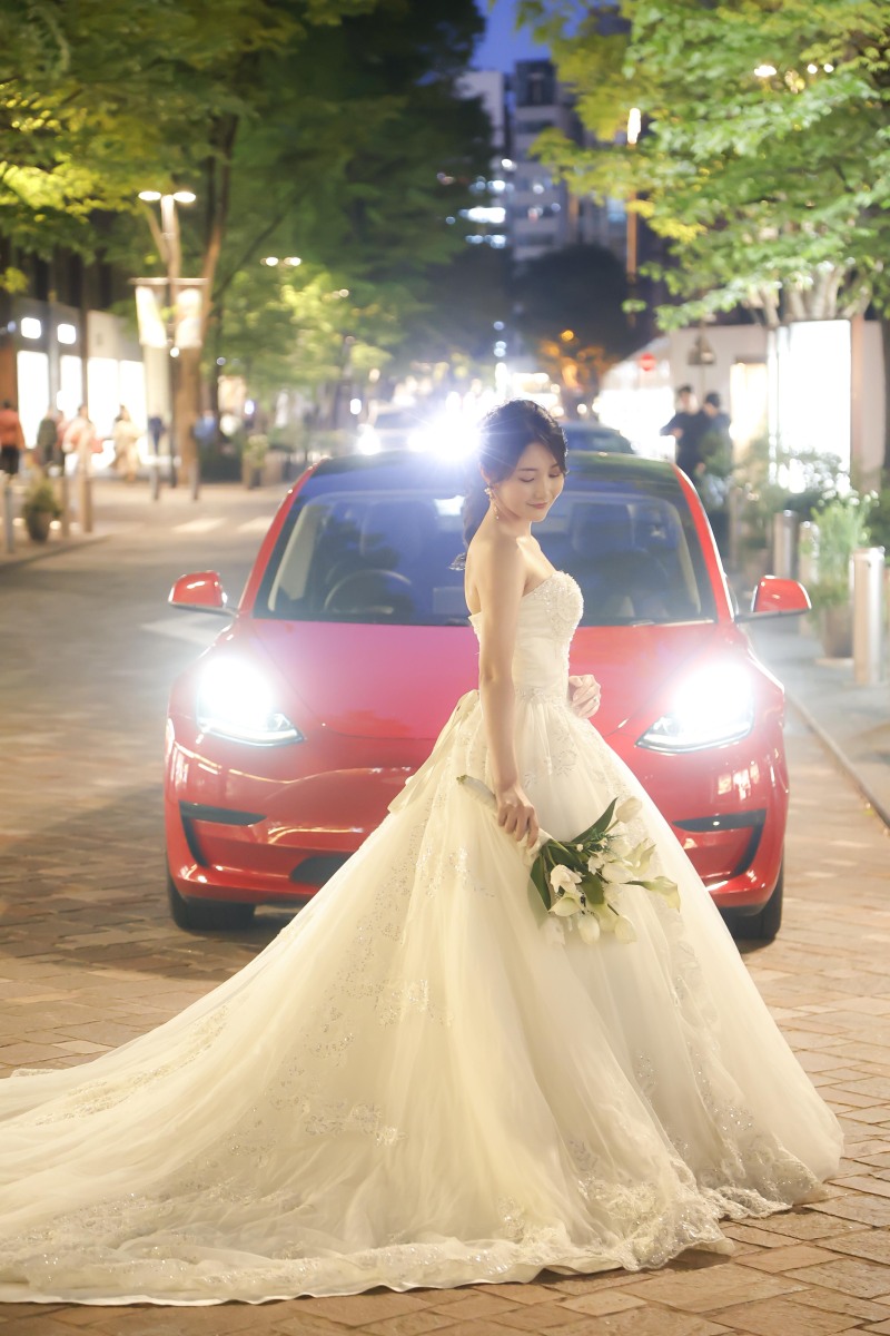 街路樹の下、静かな微笑み