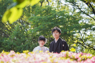 色とりどりの花に囲まれて