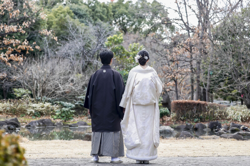 手を取り合って