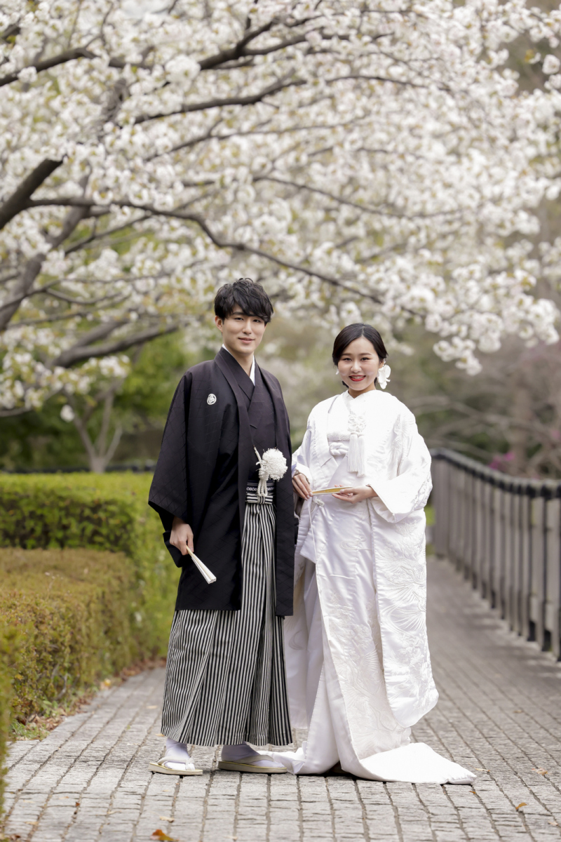 満開の桜の前で