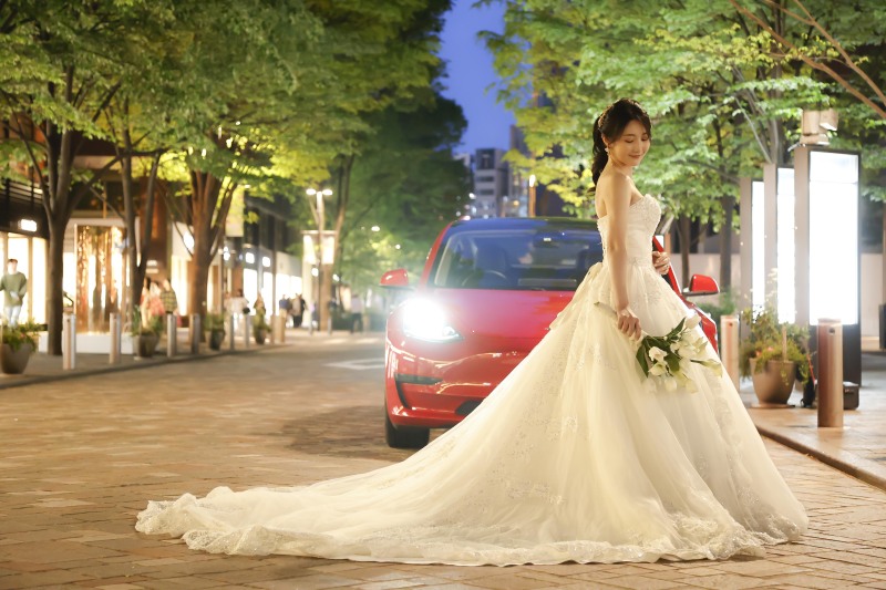 赤い車と夜の余韻