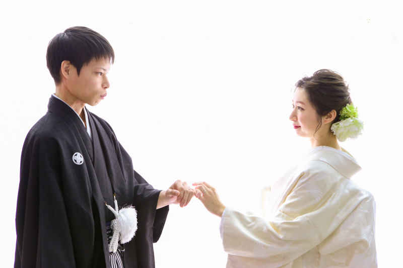 手と手を取り合って。