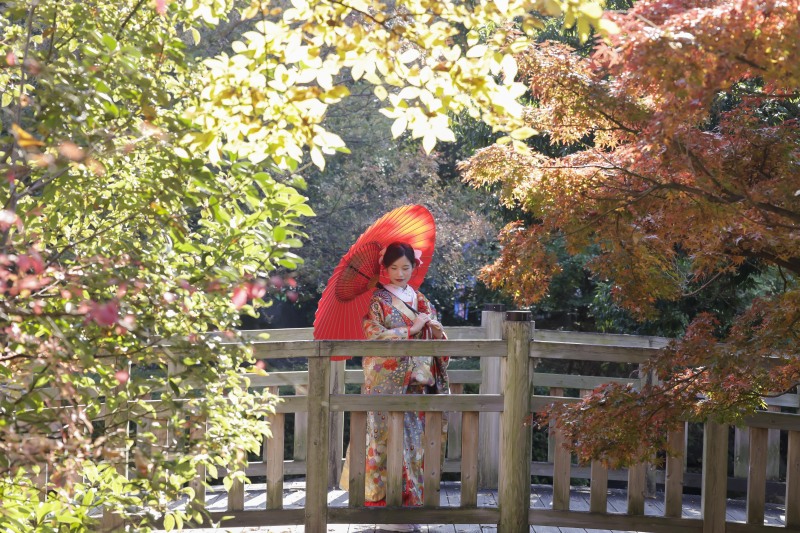 紅葉に佇む花嫁